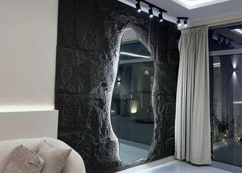 شاليه بجلسة تطل على مسبح خارجي 