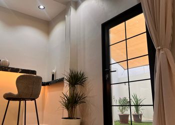 استديو مع جلسة خارجية بدخول ذاتي