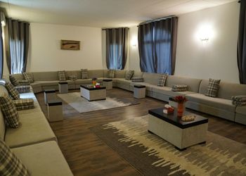 مزرعة بمسطح اخضر و مسبح