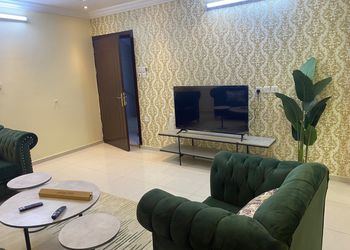 شقة بغرفة معيشة وغرفة نوم 