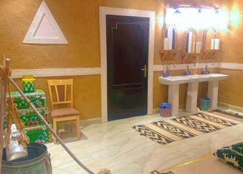 مزرعة بمناظر خلابة وجلسة خارجية 