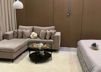 استديو بأثاث مريح وبسيط 