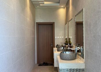 شاليه بمجلس كبير مطل على المسبح