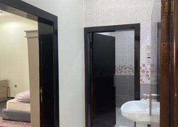 شقه كبيره ٣ غرف نوم مع مجلسين  