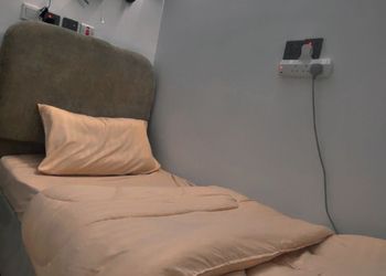 غرفة  بأثاث مريح وبسيط 