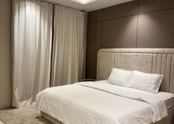 شاليه بجلسة خارجية ومسطح اخضر