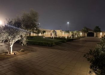 استراحة بمجلس وفناء خارجي 