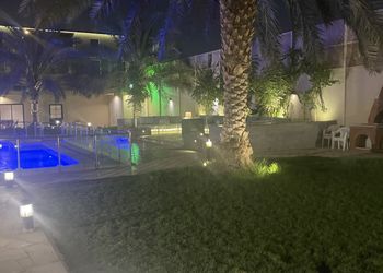 شاليه بمسطح اخضر و جلسة خارجية