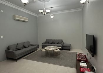 شقة بأثاث مريح وبسيط