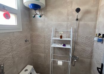 شقة بصالة جلوس وغرفتين نوم
