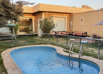 شاليه بجلسة تطل على مسبح خارجي 