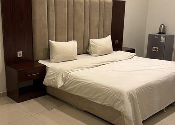 استديو بأثاث مريح وبسيط 
