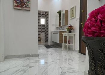 شقة بصالة ومجلس وغرفتين نوم 