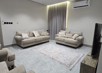 شقة بغرفة معيشة وغرفتين نوم 