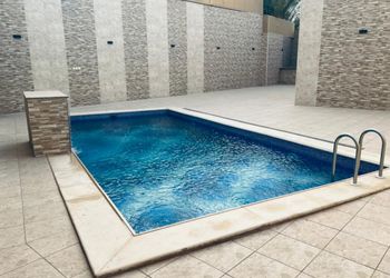 استراحة بمسطح اخضر والعاب اطفال