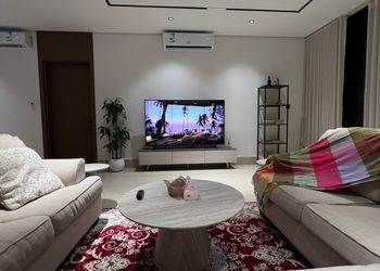 شقة بصالة وثلاث غرف نوم