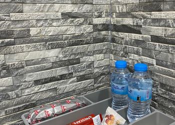 استديو بأثاث مريح وبسيط 