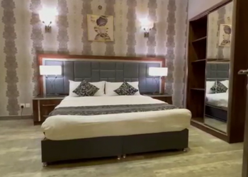 شاليه بصالة مطلة على المسبح 