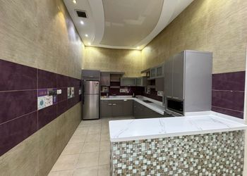 شاليه بجلسة تطل على مسبح داخلي 