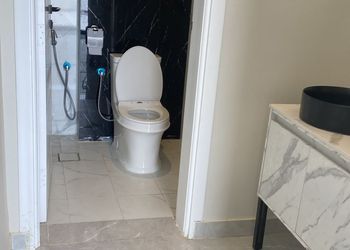 شاليه بمسطح اخضر وجلسة خارجية 