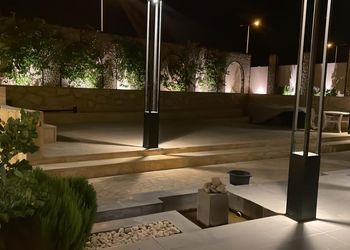 مزرعة بمسطح اخضر وجلسة