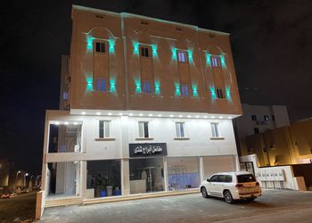 شقة بصالة وثلاث غرف نوم 