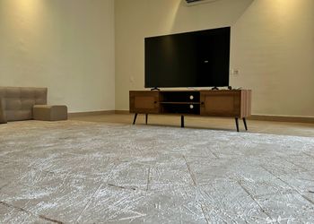 استراحة بجلسة خارجية وملعب طائرة