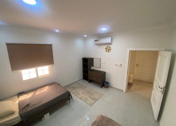شاليه بمسطح اخضر وجلسة خارجية 