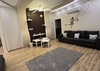 شاليه بمسطح اخضر وجلسة 