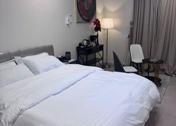 استديو بأثاث مريح وبسيط 