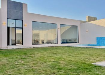 شاليه بمسطح اخضر ومسبح 