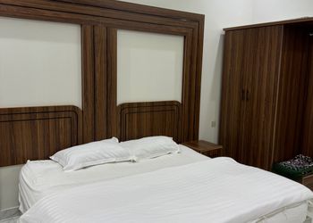 شقة بصالة وغرفة نوم وبأثاث بسيط