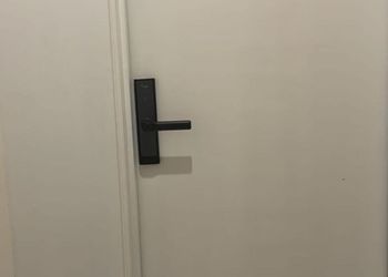 شقة بغرفة معيشة وغرفة نوم 