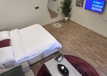 استديو بسرير ماستر وجلسة جانبية