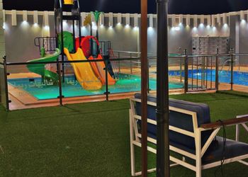 شاليه بمسبح وألعاب مائية