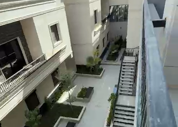 شقة بصالة وثلاث غرف نوم