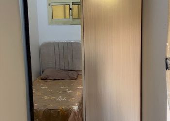 غرفة بسرير مفرد وأثاث مريح