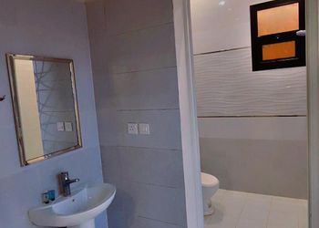 شاليه بمسطح اخضر وجلسة خارجية 