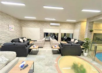 منتجع  بملحق خارجي مطل على الحديقه 