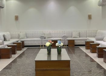 استراحة بمجالس واسعة وفناء خارجي