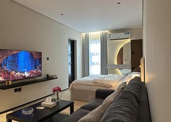 استديو بأثاث مريح وبسيط 