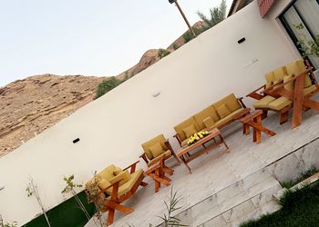 استراحة بمجلس وفناء خارجي 