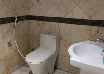 استديو بأثاث مريح وبسيط 