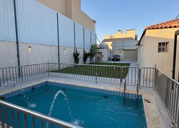 شاليه بمسطح اخضر ومسبح 