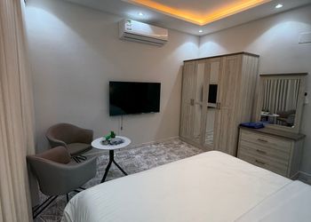 استديو باثاث مريح وبسيط 