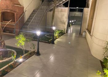 شاليه بألعاب أطفال ومسبح