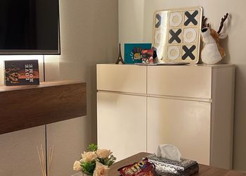 استديو بأثاث مريح وبسيط 