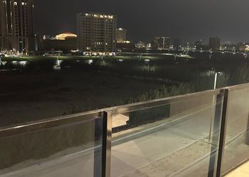 غرفة وصالة بإطلالة بحرية