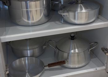 شقة بصالة أنيقة وغرف نوم مريحة 