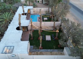 شاليه بمسطح اخضر ومسبح 
